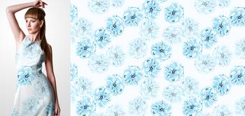 33064v Materiał ze wzorem niebieskie kwiaty na jasnym tle